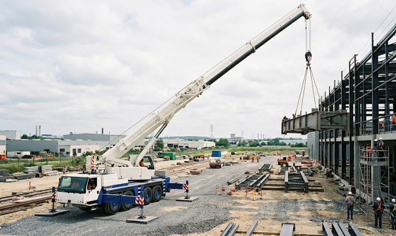 Grue mobile 90 tonnes Liebherr LTM 1090 avec flèche télescopique