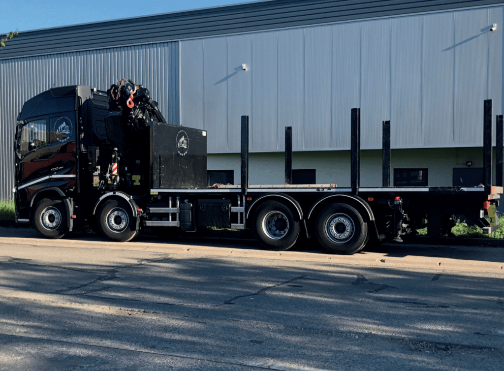 Camion bras de grue Fassi F365RA.2.25 en intervention sur chantier