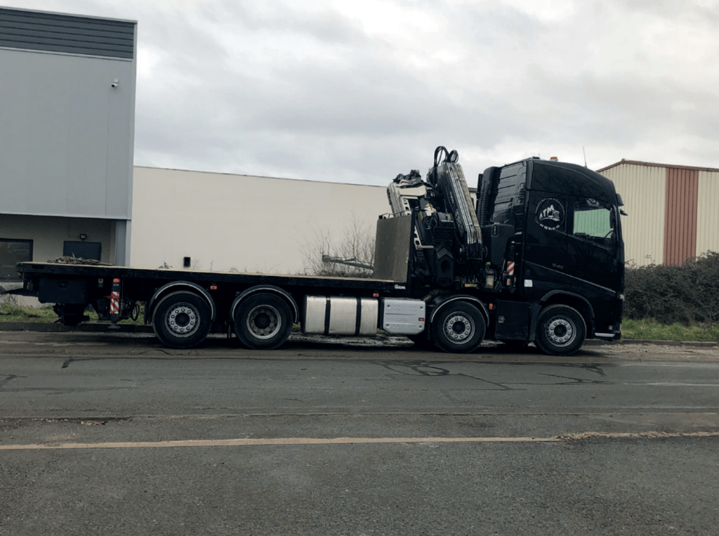 Camion bras de grue Fassi F365RA.2.25 en intervention sur chantier