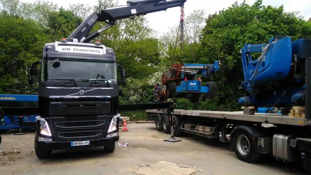 Camion bras de grue Fassi F660RA.2.27HE en levage sur chantier en Île-de-France