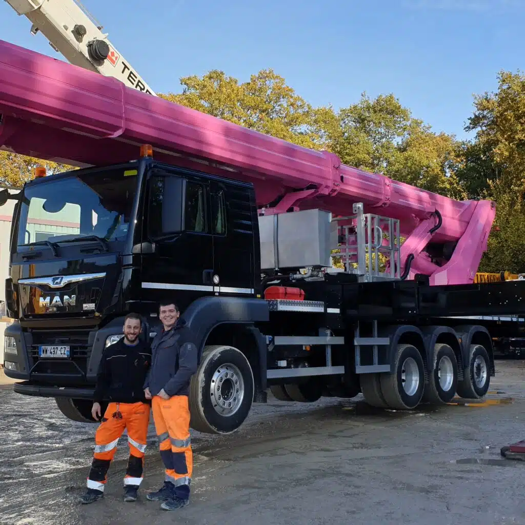 Camion nacelle STEIGER T 750 HF en intervention de grande hauteur