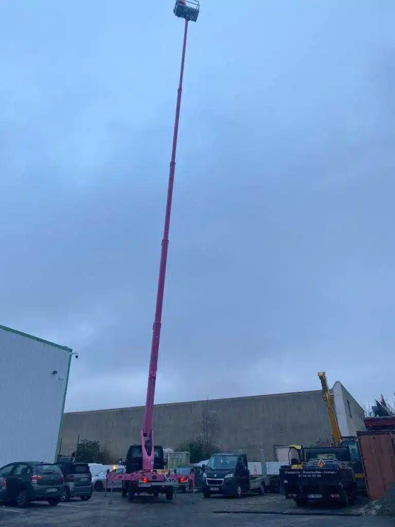 Camion nacelle STEIGER TB 300 en intervention sur façade en Île-de-France