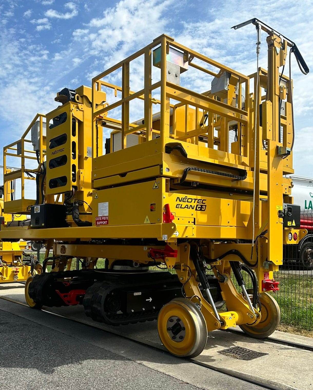 Nacelle rail-route Neotec Elan C3 Green-e sur voie ferrée en Île-de-France