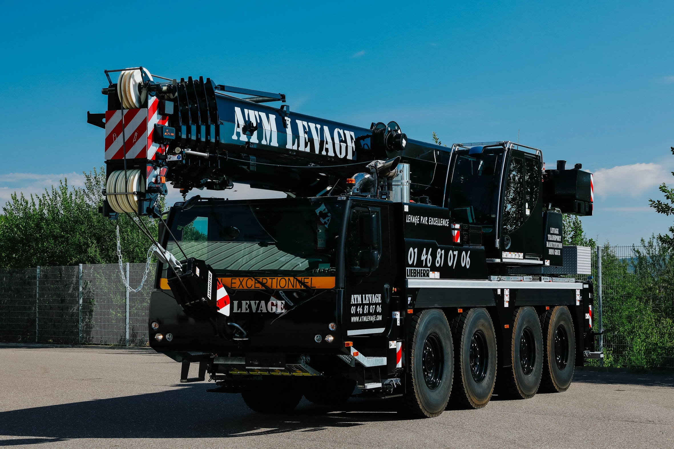Grue mobile Liebherr LTM 1070-4.2 en levage sur chantier